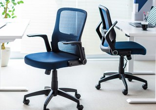 サンワサプライ、跳ね上げ式肘あてでデスク下に収納しやすいメッシュチェアを発売
