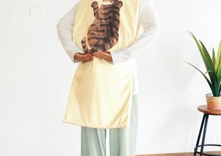 フェリシモ、猫が飼い主におんぶされたデザインの防寒具「ねこ」を発売