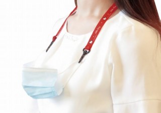 マスクを首掛けにできる「マスクストラップ」、ハローキティやぐでたまが登場 