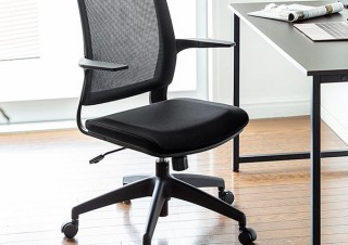 サンワサプライ、短い肘置き付きですっきりしたデザインのメッシュチェアを発売