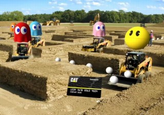 キャタピラー、創立95周年記念に40周年のパックマンとのコラボ動画を配信 