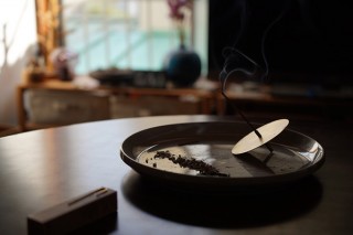 86400、金属製のお香立て「香りぐるま」を発売