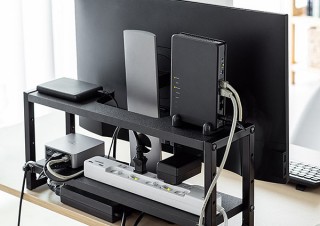 ディスプレイ裏を収納スペースに変える凹型収納ラック。サンワサプライより