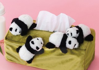フェリシモ、赤ちゃんパンダが自由に過ごす姿を再現したボックスティッシュカバーを発売
