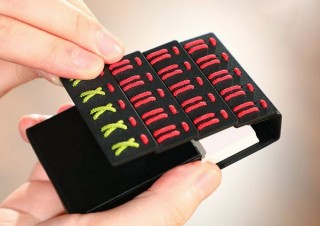 「甲冑」の“おどし”をデザインした、日本美にあふれる名刺入れ『SAMURAI holder』発売