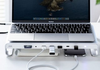 机上台になるアルミニウムスタンドに多数ポートを搭載した「ドッキングステーション」発売