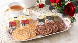 話題の「ベルサイユのばら炭酸せんべい」に、東京、横浜、名古屋、大阪のご当地パッケージが登場