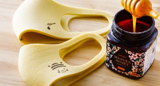 マヌカハニーの抗菌効果を生かした「プレミアム抗菌マスク」。べにふうき粉末配合で花粉カット効果も