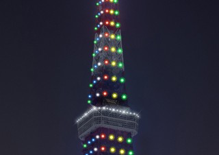 東京タワー、立皇嗣の礼を奉祝して五色幔幕をイメージしたカラーで点灯