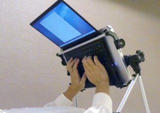 ベッドの上でテレワーク？ 完全に仰向けの状態で作業可能なノートPC用テーブル