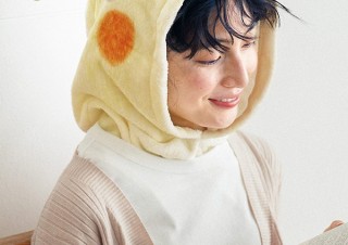 フェリシモ、小鳥になって寒さをしのげるフード付きスヌードを発売