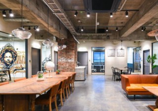 アートが寄り添い、創造性をかきたてられる一棟シェア型オフィス「A YOTSUYA」