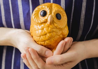 フェリシモ、縁起物カラーで仕上げた信楽焼ふくろうを発売