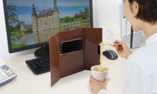 汁ハネしない！ カップ麺を食べる時の新マナーアイテム「麺ウォール」