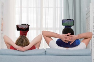 スマホを浮かせてハンズフリーに。ゴロゴロ快適なスマホライフが叶う「モバイルピロー」