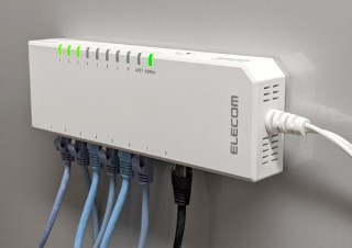 配線スッキリ、その秘密は？電源タップ型のギガ対応8ポートスイッチングハブ