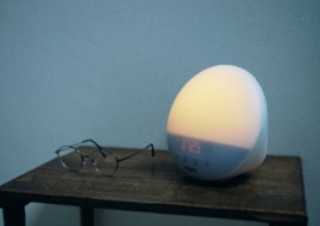 フィリップス、太陽光のような温かい光で自然と目が覚める「ウェイクアップ ライト」発売