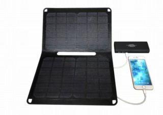 スマホやモバイルバッテリーを2台同時充電できる「二つ折り太陽電池パネル」発売