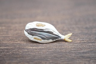 ヴィレヴァン、伝統的な装飾金具の技術で仕上げた「魚のピンズ」を販売開始