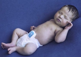 乳児の体動や体勢を専用iOSアプリで確認できる体動センサ「スヌーザ・ピコ」発売