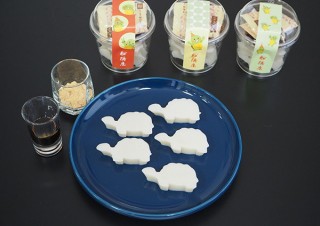 船橋屋、アトレのカメレちゃんとのコラボデザイン「亀カップくず餅」を発売
