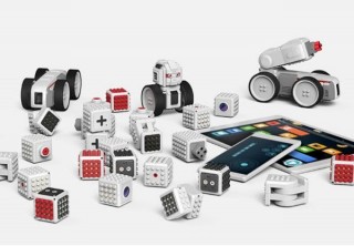 ブロックでモジュールを組み立てて、スマホで操作できるロボット「MAUNZI」