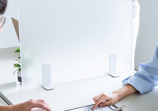 サンワサプライ、デスクに置くだけで仕切りができる自立式デスクパネルを発売
