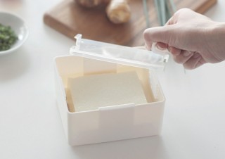 マーナ、短時間で簡単に豆腐の水切りができる「豆腐の水切り器」を発売