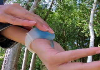 手首に常時消毒液を携帯できる、リストバンド型サニタイザー「SQUEEZYBAND」発売
