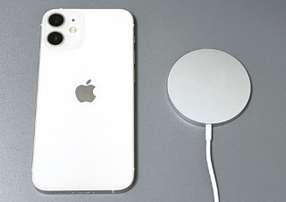 暗い場所でも位置合わせの手間ナシ！ 使って分かった「MagSafe充電器」最大の利点とは