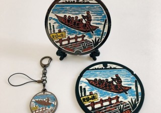 千葉県松戸市の「矢切の渡し」カラーマンホールが3種類のグッズになって発売