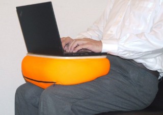 デスクから離れてソファで快適テレワーク、ノートPCを乗せられるクッションテーブル