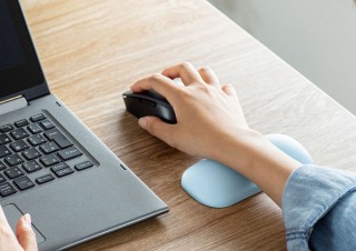 サンワサプライ、柔らかなジェル入りで手首や腕の疲れを軽減するリストレストを発売