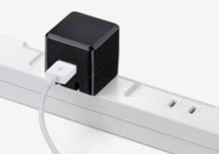 サンワサプライ、キューブ型で耐久性に優れ他の差込口も邪魔しない「USB充電器」発売