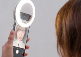 挟んで点けて簡単に綺麗に明るくできる「LEDリングライト」発売、サンワサプライから
