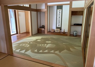 光の反射を利用して色が変わって見える山田憲司氏の“畳アート”の個展が開催
