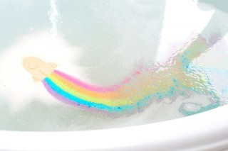バスボムから虹があふれ出す！ フォトジェニックな入浴剤「Rainbomb」
