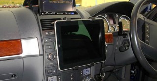 ビートソニック、車載用スタンドと組み合わせて使うiPad対応ホルダー