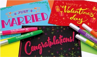 ガラスにも描けるデコレーションペン「アートライン デコライト」に5色のネオンカラーが登場