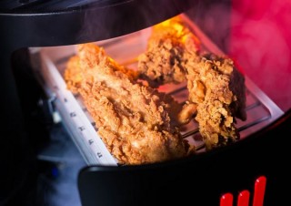 パソコンの排熱でチキンを保温!? ケンタッキーのネタゲーミングパソコンが本当に完成