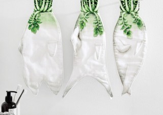 フェリシモ、手を拭きながらセクシー大根と握手できるフェイスタオルを発売