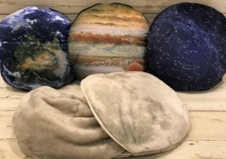 ヴィレヴァン、惑星モチーフのクッションとブランケットを発売
