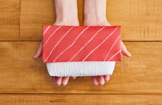 メゾン寿司、銀シャリの質感を再現した「寿司ポーチ」を発売
