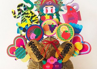 13名のアーティストが装飾を施した熊手を展示販売するグループ展「招福熊手展」