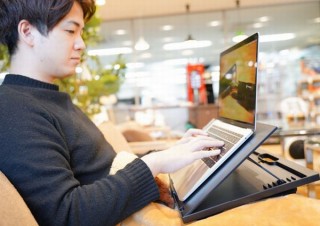 ひざ上でノートパソコン作業する人向けの「ひざ上クッション付PCスタンド」発売