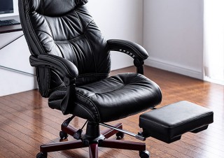 サンワサプライ、革と天然木を使用したオットマン付きリクライニングチェアを発売