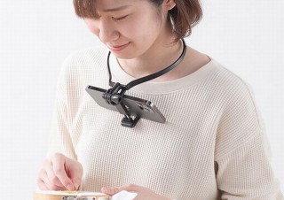 サンワサプライ、両手フリーでほぼ自分目線の映像を撮影できる「首掛けスマホホルダー」