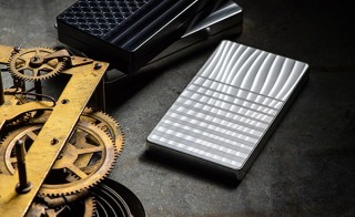 美光技研、職人技で研磨した金属の輝き「ジュラルミン名刺ケース」を発売
