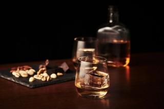 ドウシシャ、バーのような透明な氷を自宅で楽しめる製氷皿「透明氷キューブ型」を発売