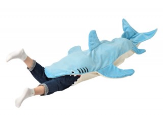 ヴィレヴァン、サメに丸呑みされたような気分を味わえる「マーメイドブランケット」を発売